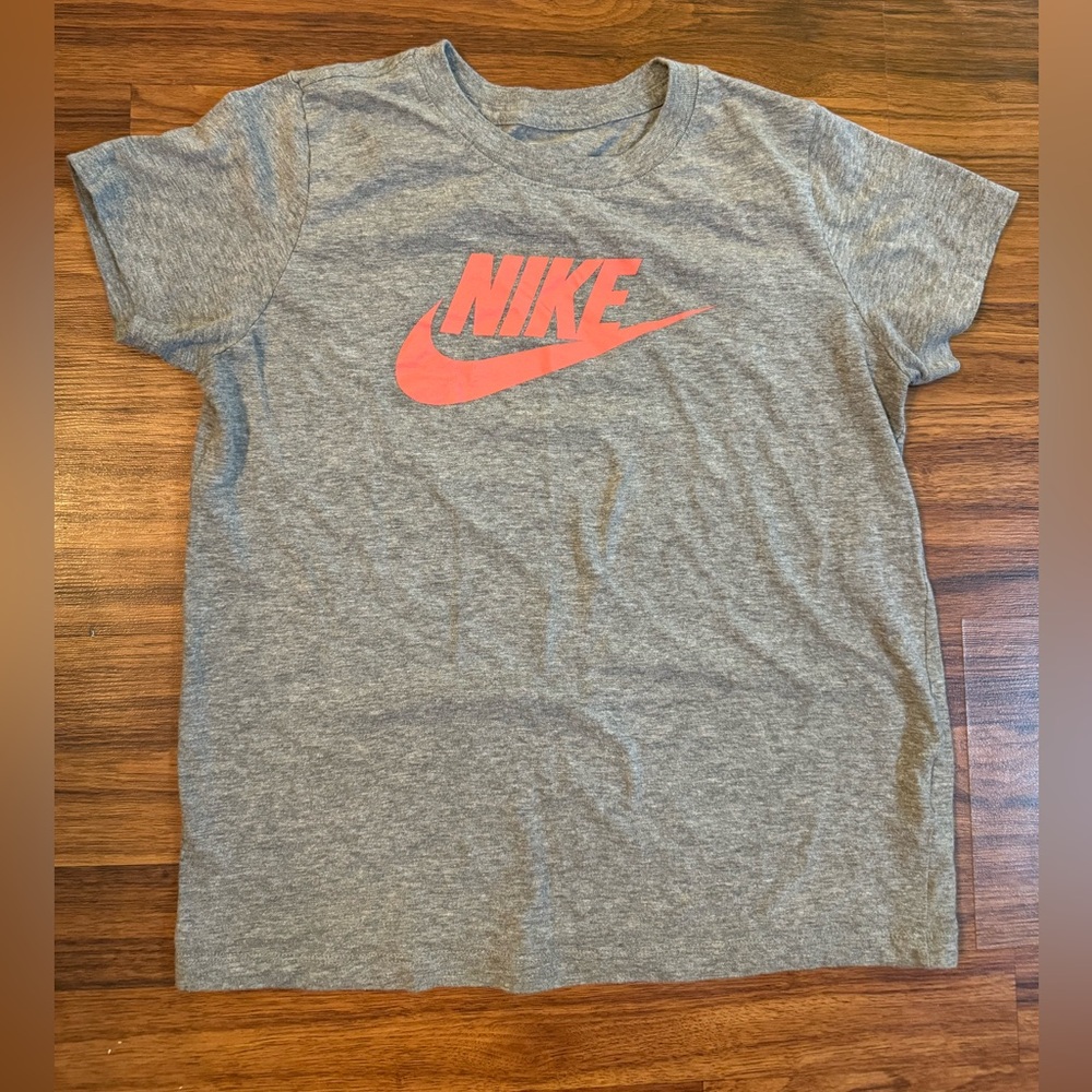 Girls Nike Grey short sleeve shirt like new condition size large